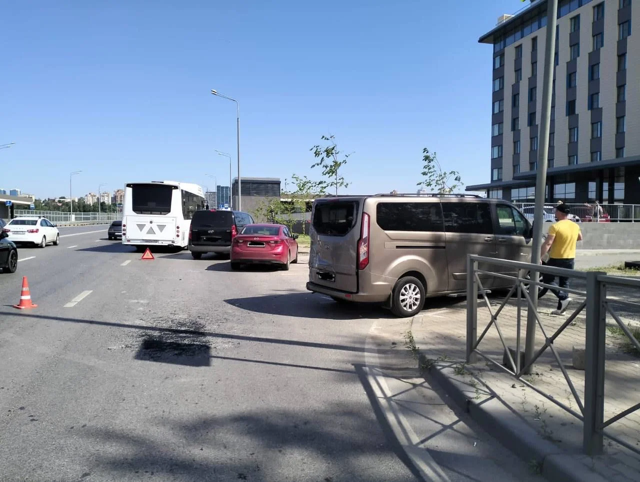Автобус 211 из Батайска с 30 пассажирами в Ростове-на-Дону попал в ДТП утром 9 июня