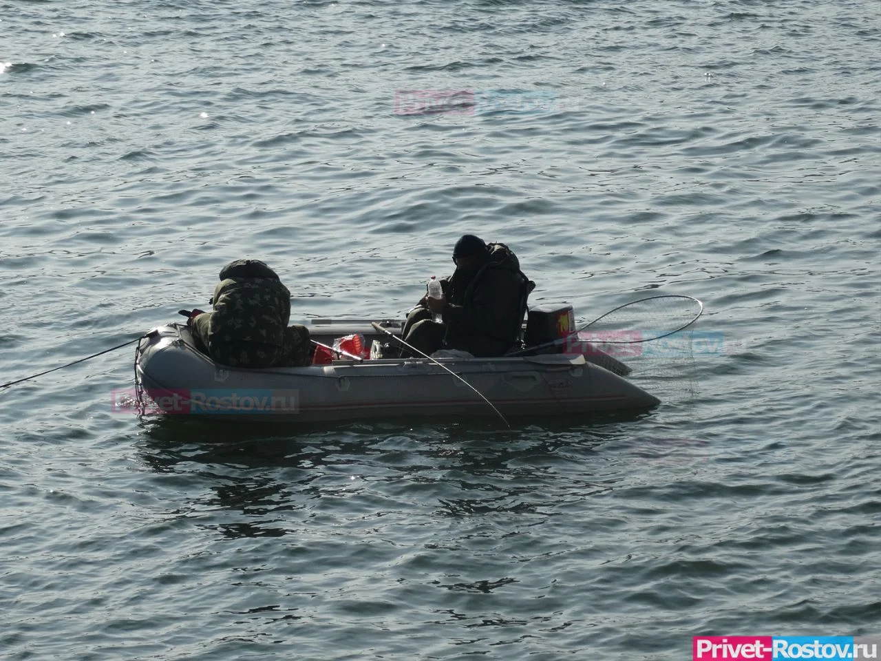 Рыбака, попавшего под отбойную волну в Таганрогском заливе, спасли сотрудники МЧС