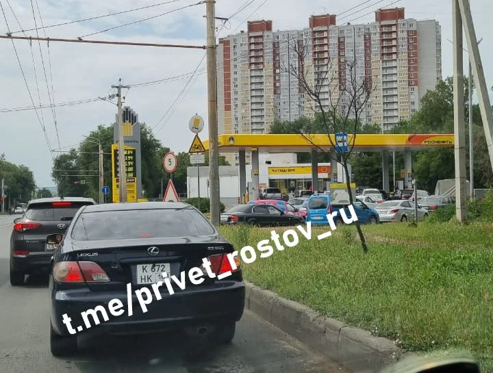 В Ростове на заправках начали выстраиваться очереди утром с 24 июня