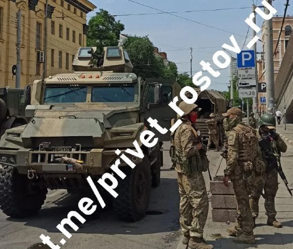 В Ростове неизвестные распространили баннеры с призывами «не допустить крови»