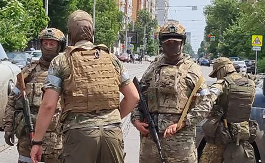 Полиция в Ростове заблокировала машину с вооруженными мужчинами в камуфляже на Большой Садовой