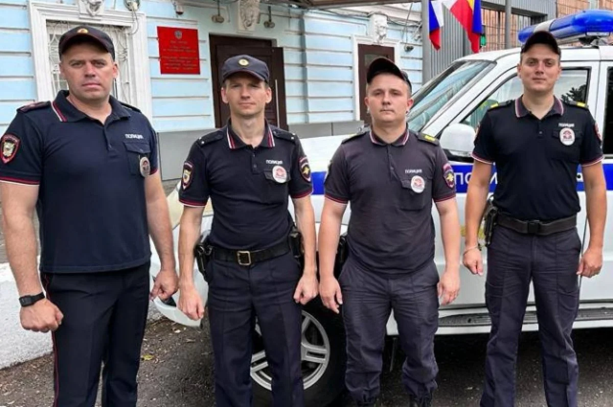 В Таганроге полицейские из отдела №3 спасли девушку, которая хотела спрыгнуть с крыши