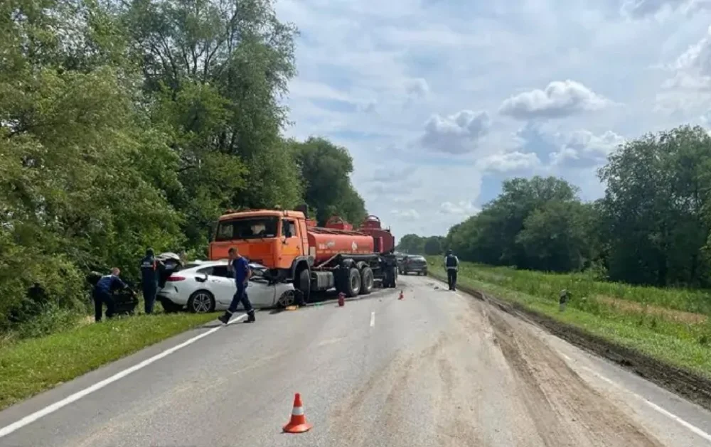 В Ростовской области при столкновении «Камаза» и BMW погиб водитель легковушки