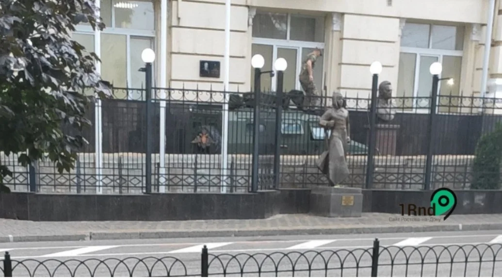 В штабе ЮВО в Ростове объяснили, зачем установили рядом со зданием военные габионы