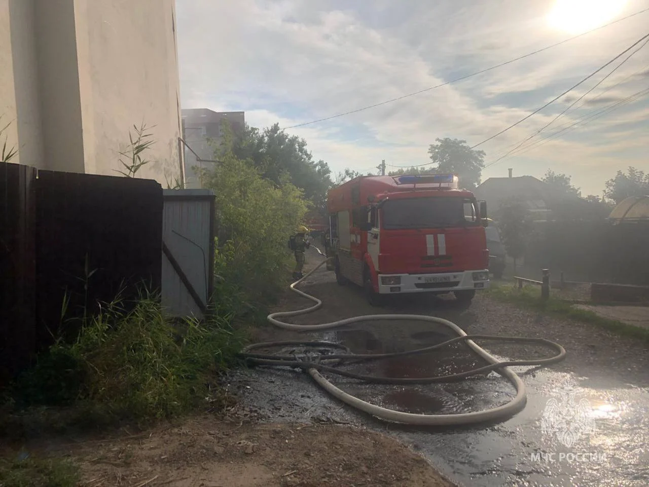 В Ростове загорелся многоквартирный жилой дом утром 16 июля