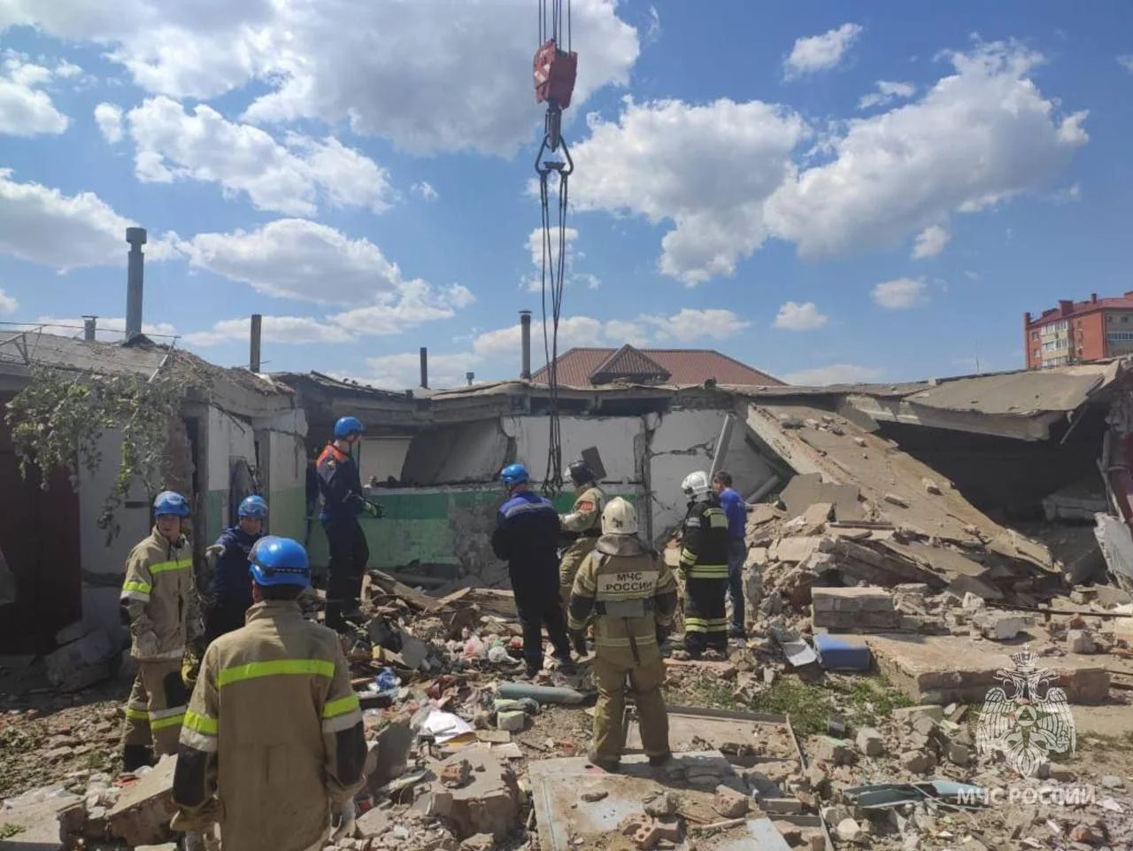 Спасатели ведут разбор завалов на месте взрыва в Волгодонске