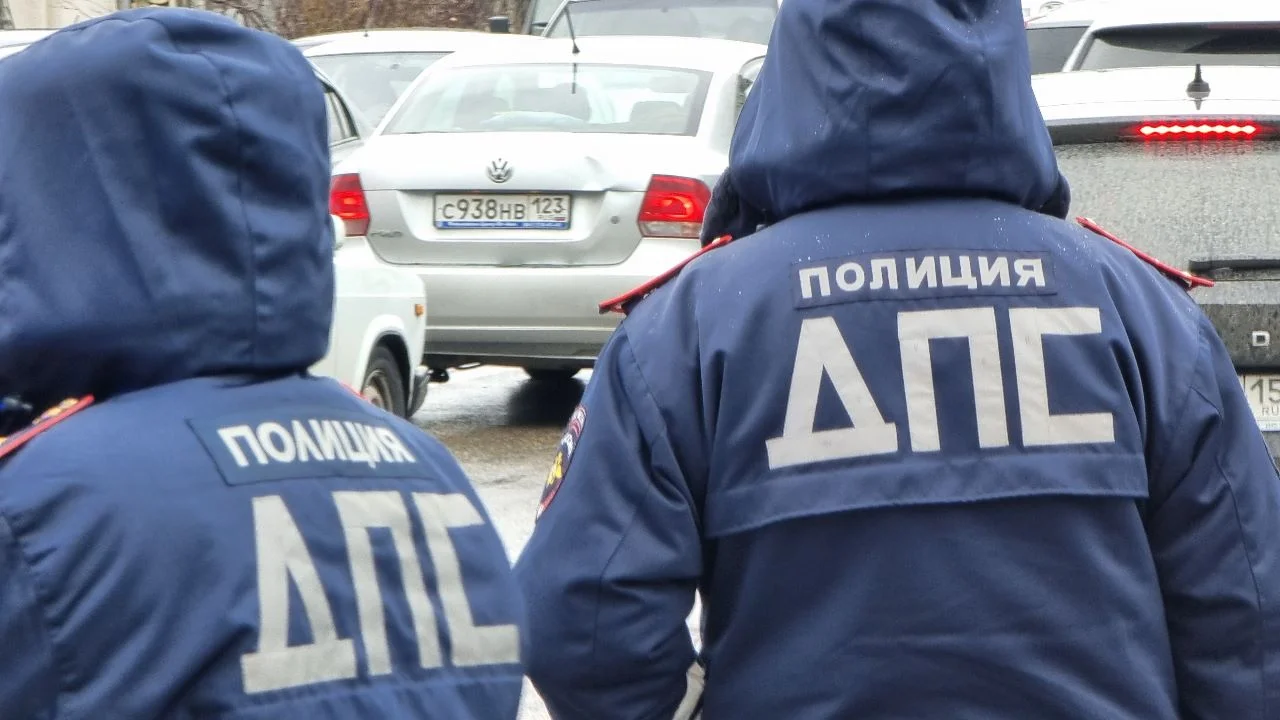 Инспектора ДПС в Ростове-на-Дону силовики поймали на взятке в 100 тысяч рублей