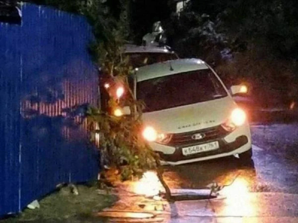 В центре Ростова автомобиль на ходу провалился в яму