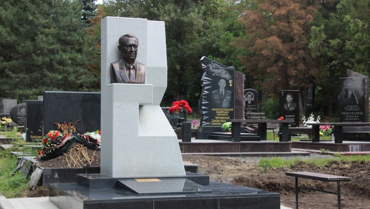 Скандал разразился в ходе установки памятника Пескову в Ростове-на-Дону