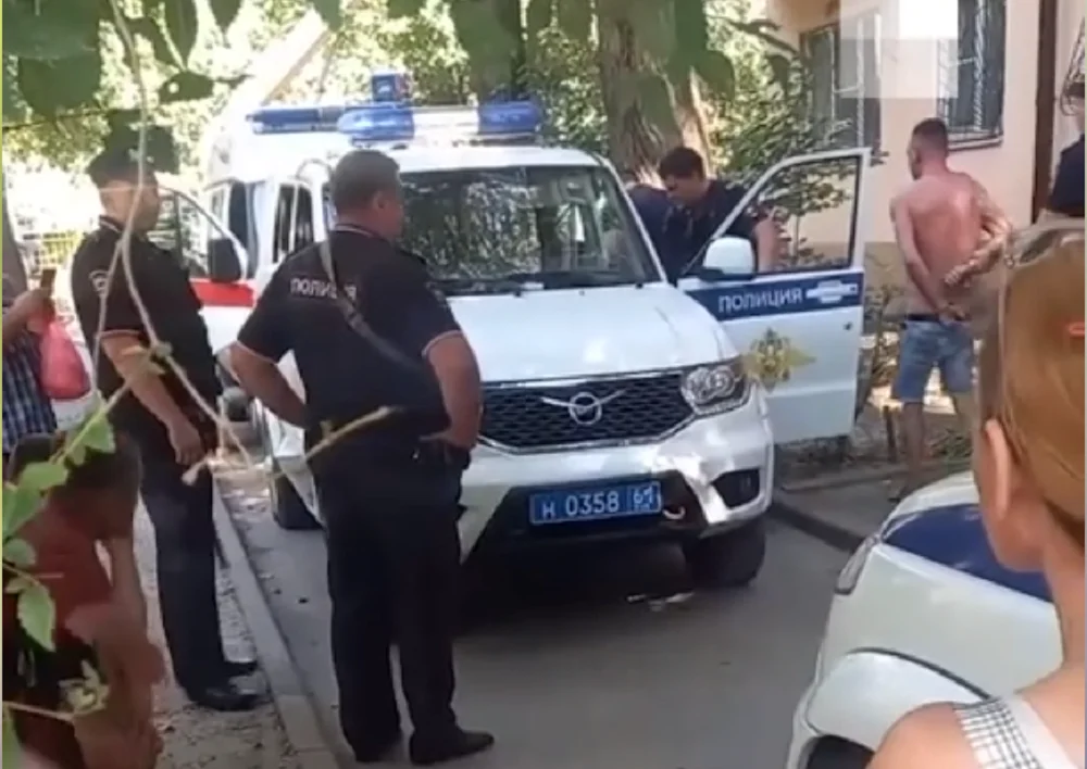Мужчина на ЗЖМ в Ростове взял в заложники африканца и отбивался от полиции ножом