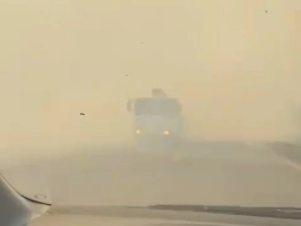 Дымом от пожара затянуло трассу под Азовом