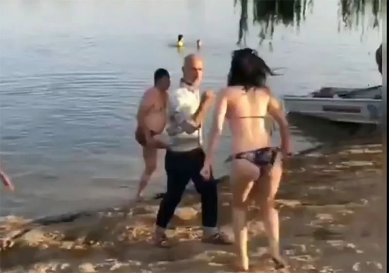 На пляже в Ростовской области пьяные женщины избили дежурного спасателя