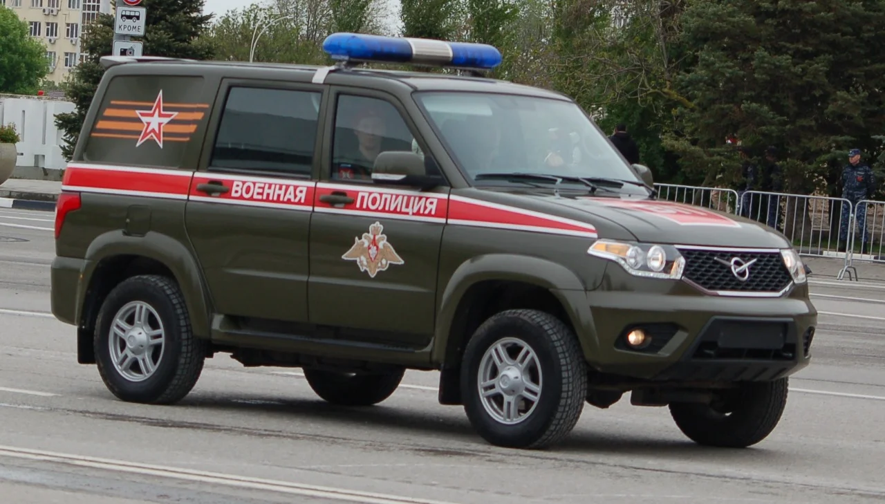 В Миллерово столкнулись гражданская легковушка и автомобиль военной полиции