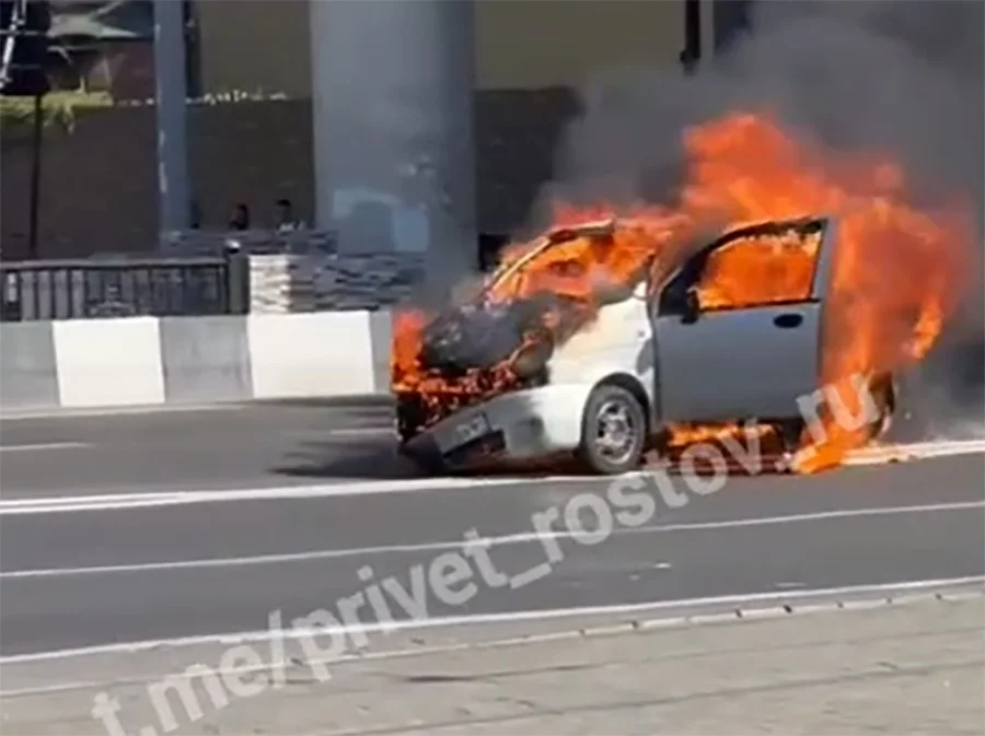 В центре Ростова на ходу загорелся и взорвался автомобиль днем 26 августа