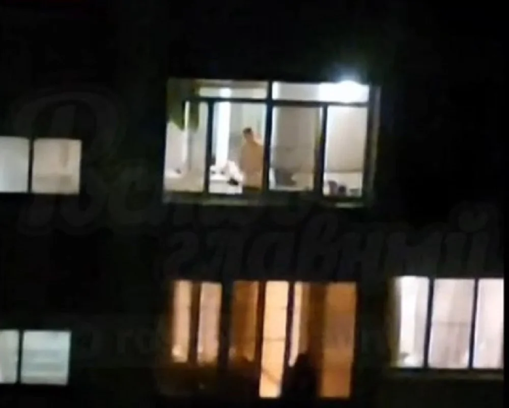 В Ростове мужчина выбрасывал посуду и бытовую технику с балкона многоэтажки на припаркованные машины