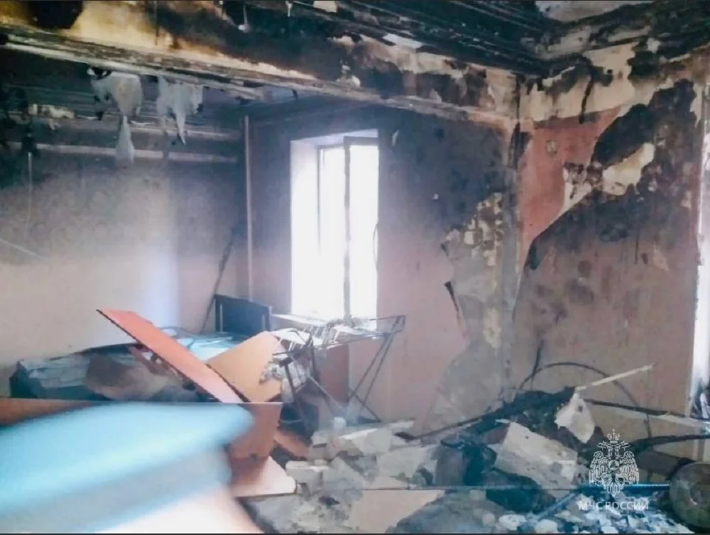 В Ростове спасатели достали двух женщин из квартиры, где загорелся кондиционер и рухнула стена