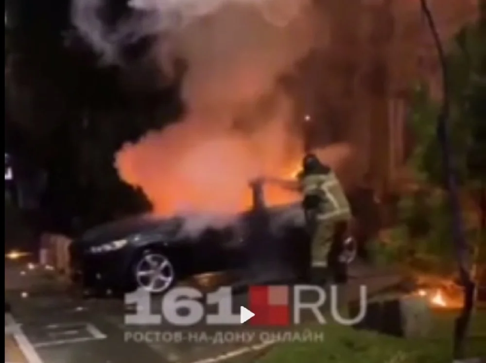 Очевидец снял момент взрыва у штаба ЮВО в Ростове. Машина вспыхнула рядом с пожарными