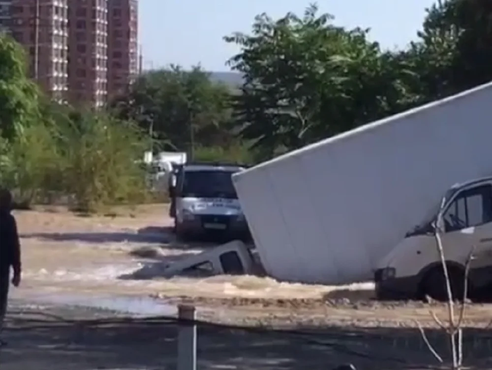 На Орбитальной в Ростове из-за мощного прорыва начали тонуть даже грузовики