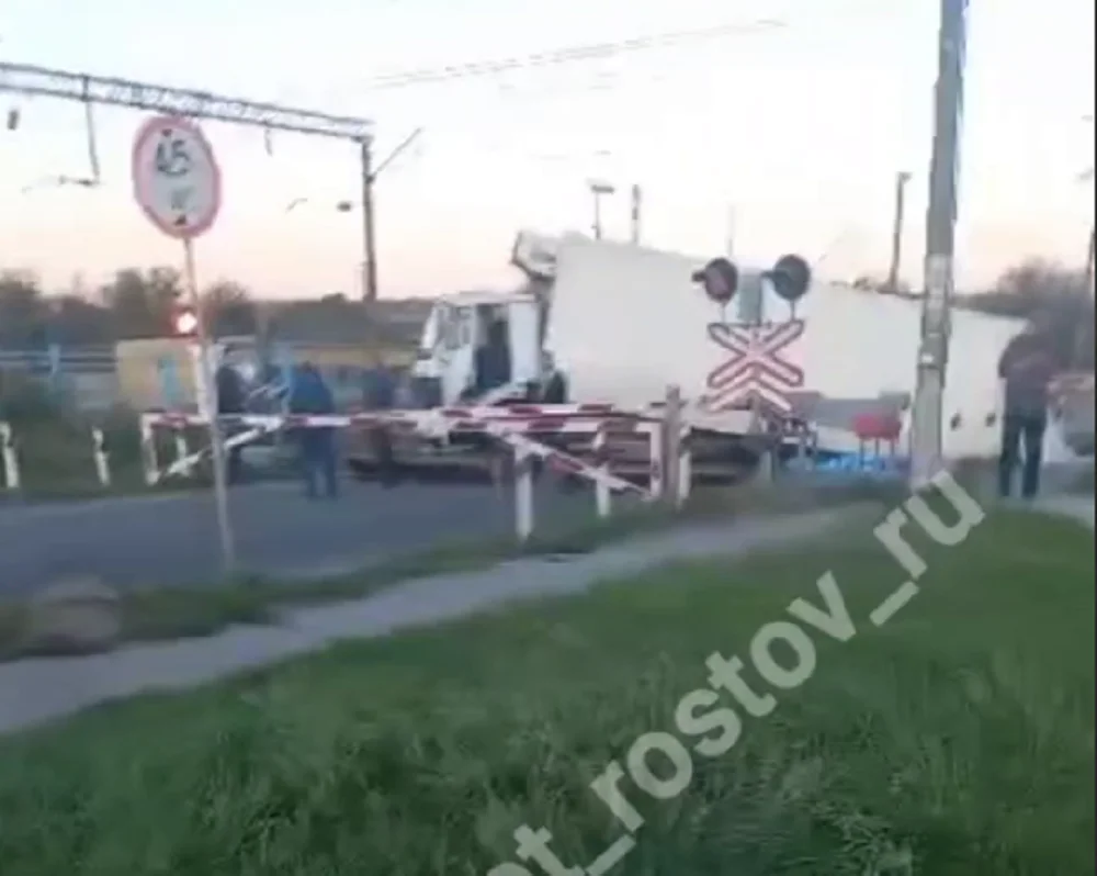 Поезд Адлер-Санкт-Петербург столкнулся с грузовиком перевозившим творог в Ростове