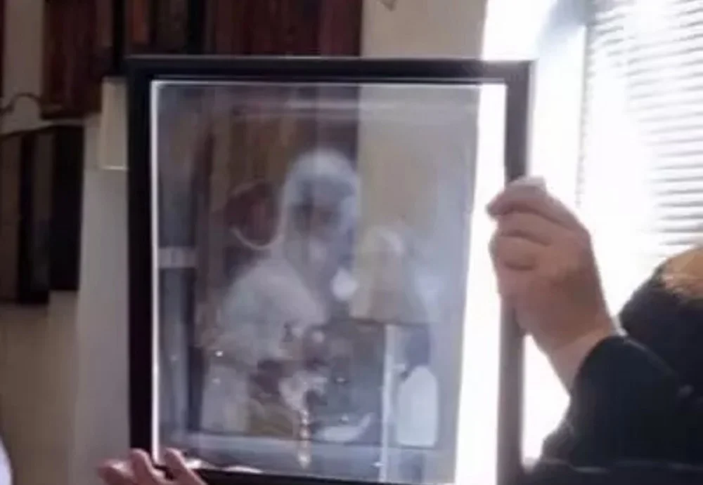 Жители Ростовской области заметили «нерукотворный» отпечаток Богородицы с младенцем на иконе