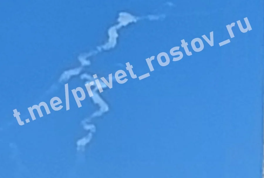 Инверсионные следы в небе над Ростовом власти назвали учениями