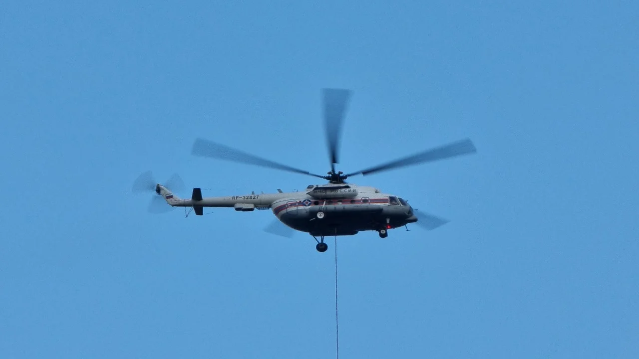 Необычная картина: в Ростовский области один вертолет перевозил по небу другой