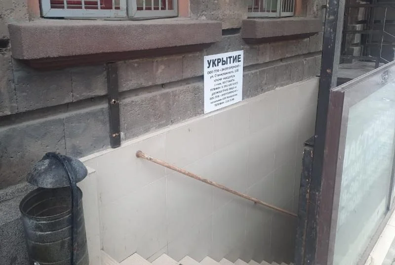 В Ростове серии атак из Украины на домах появились указатели с адресами укрытий