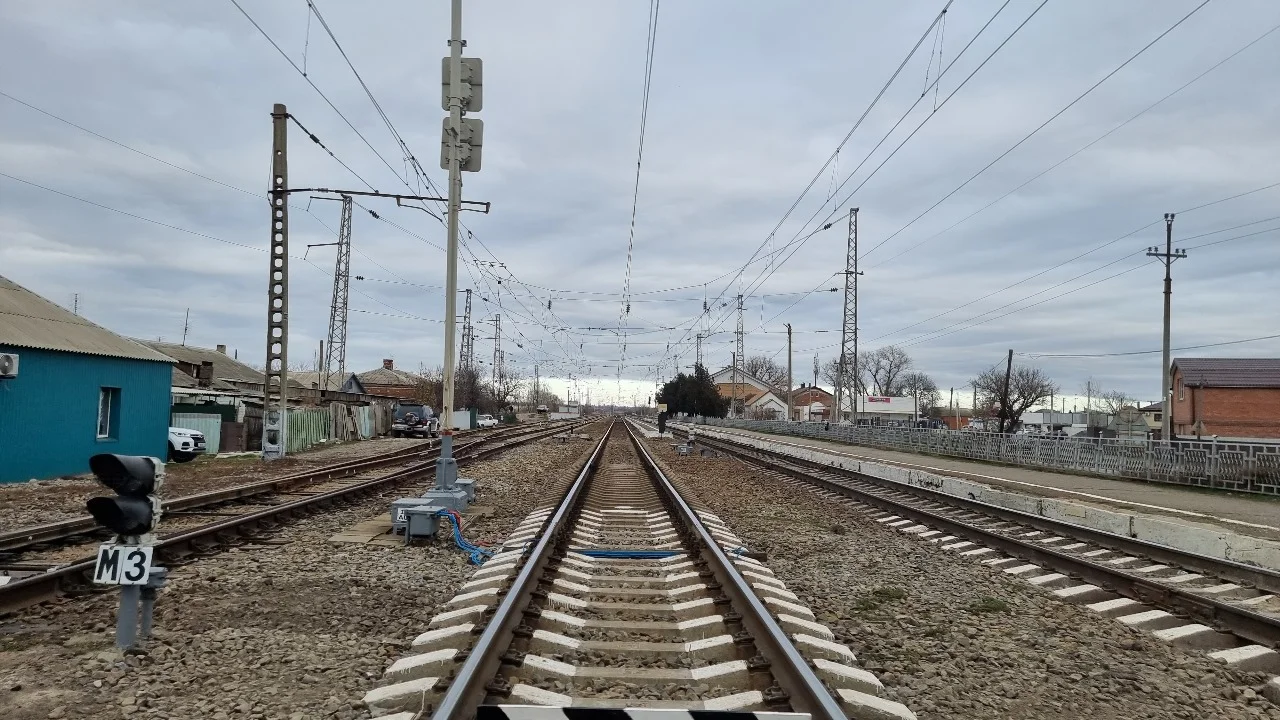 18-летнюю девушку в наушниках сбил грузовой поезд в Таганроге