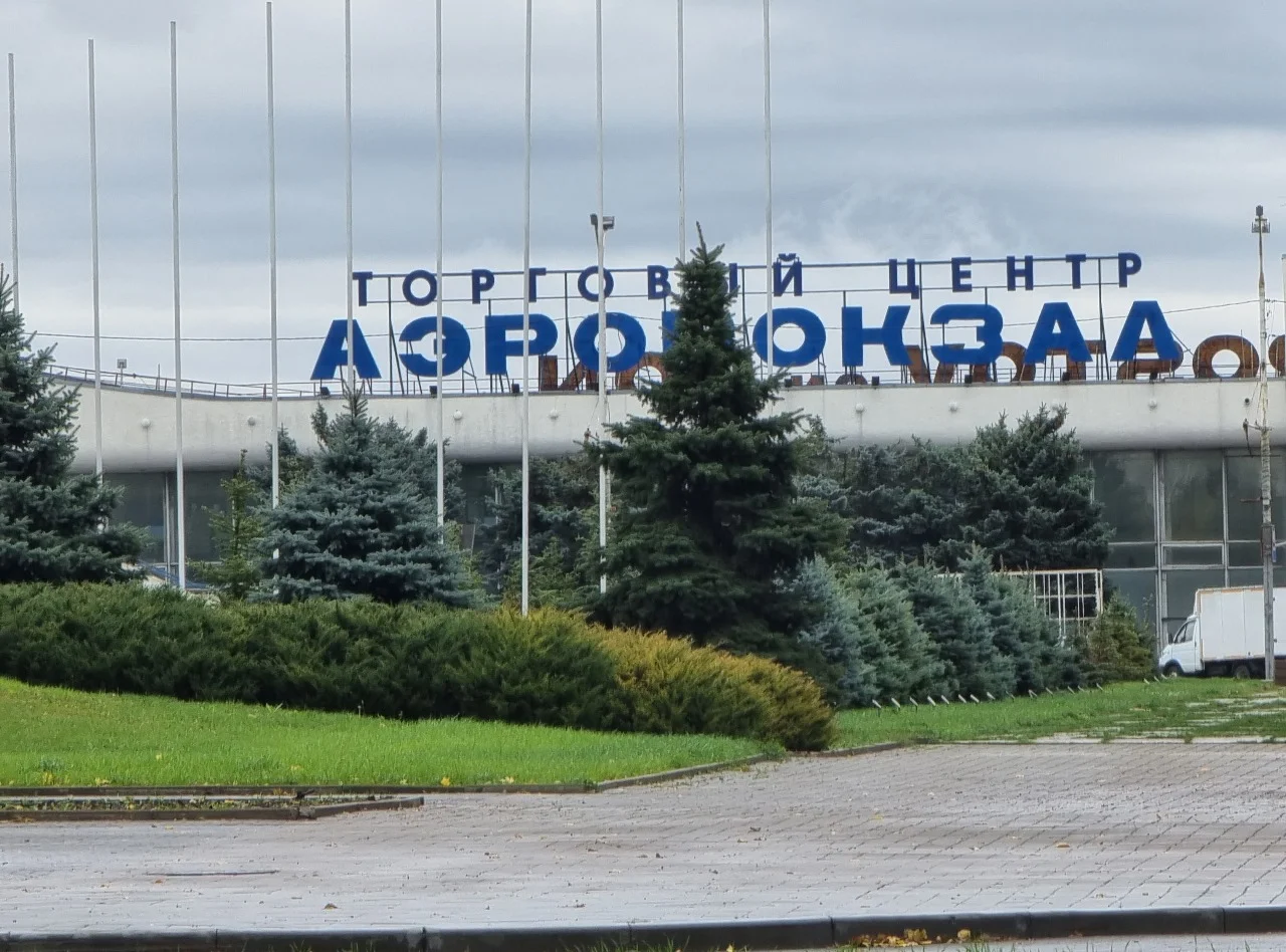 Фейк о падении ракеты на машины в старом аэропорту Ростова распространяют в сети