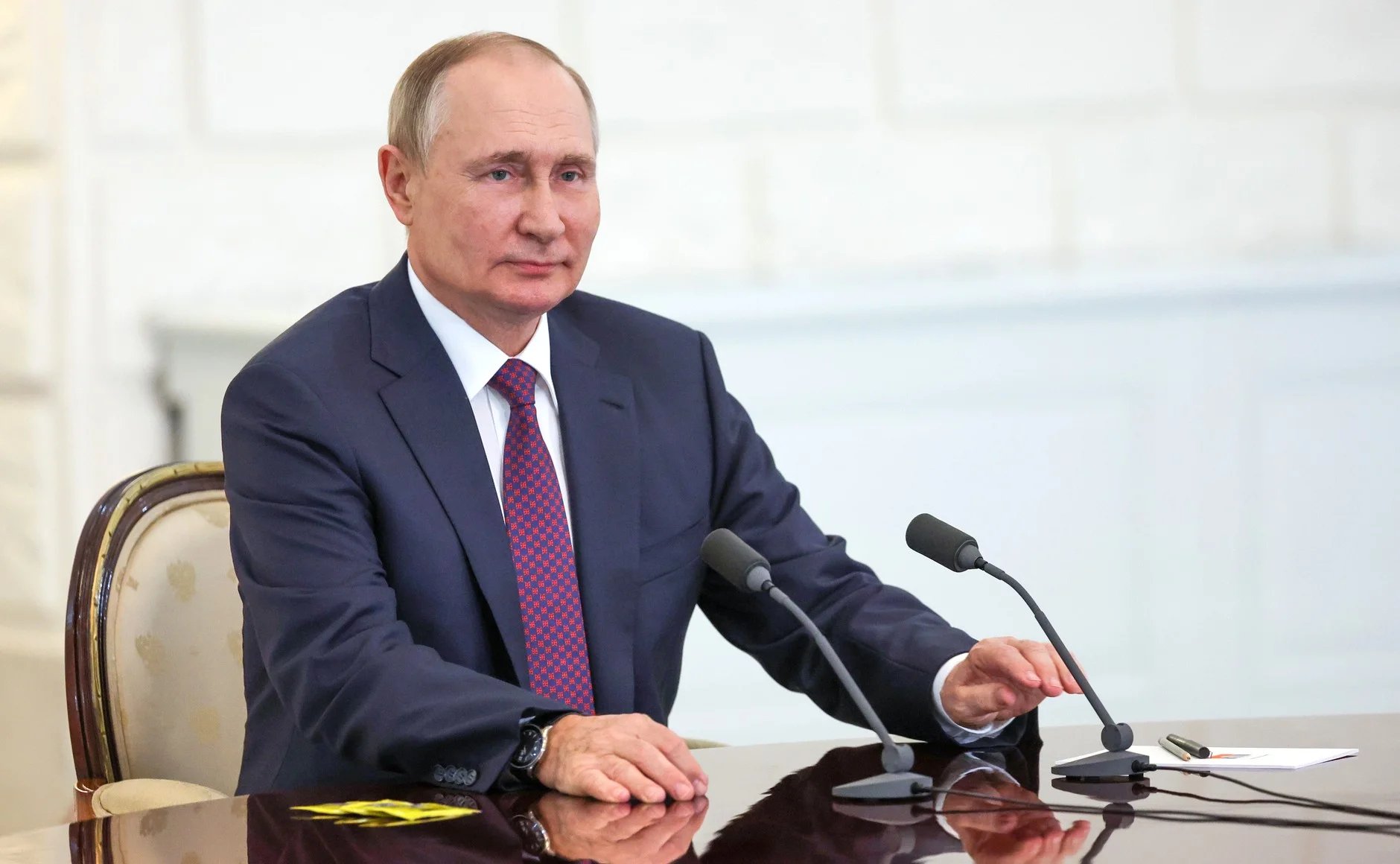Закрытой военной информацией назвал Песков детали визита Путина в Ростов