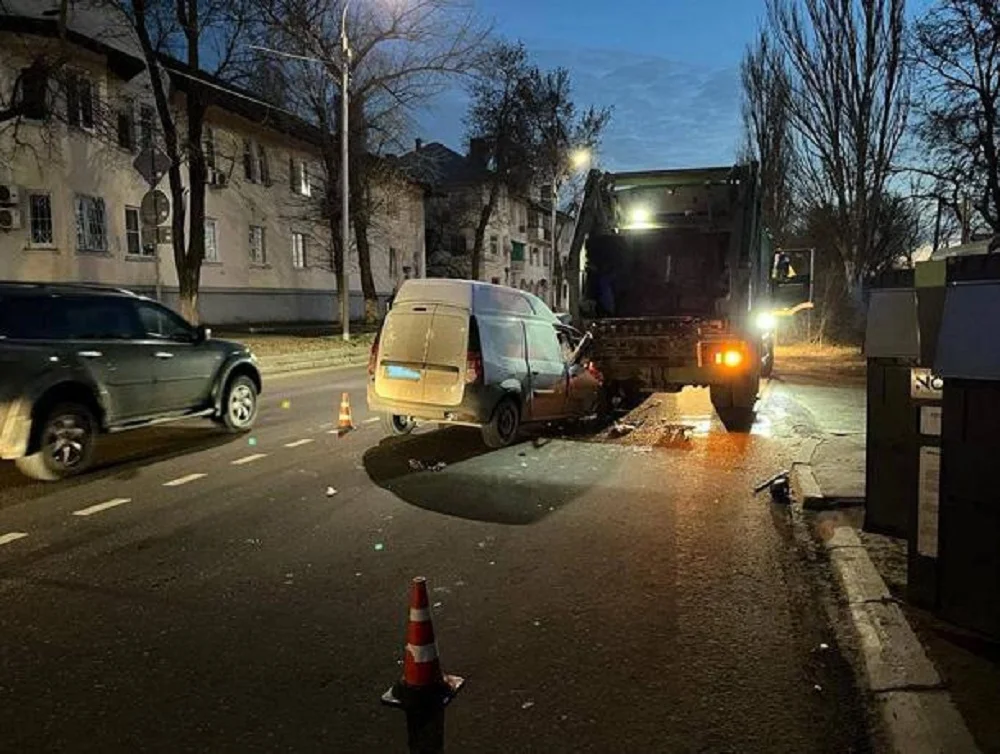 Двумя годами условно отделался водитель фургона, раздавивший грузчика мусора в Ростове