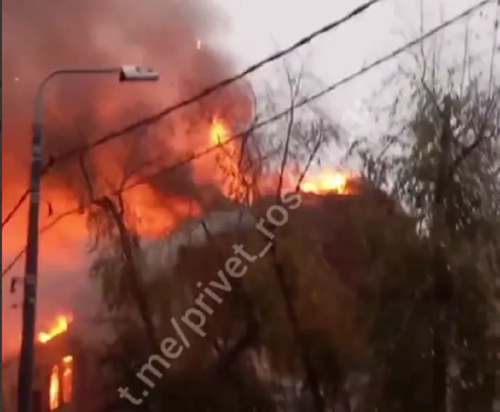 В центре Ростова загорелась заброшенная многоэтажка, объявлен второй ранг пожара