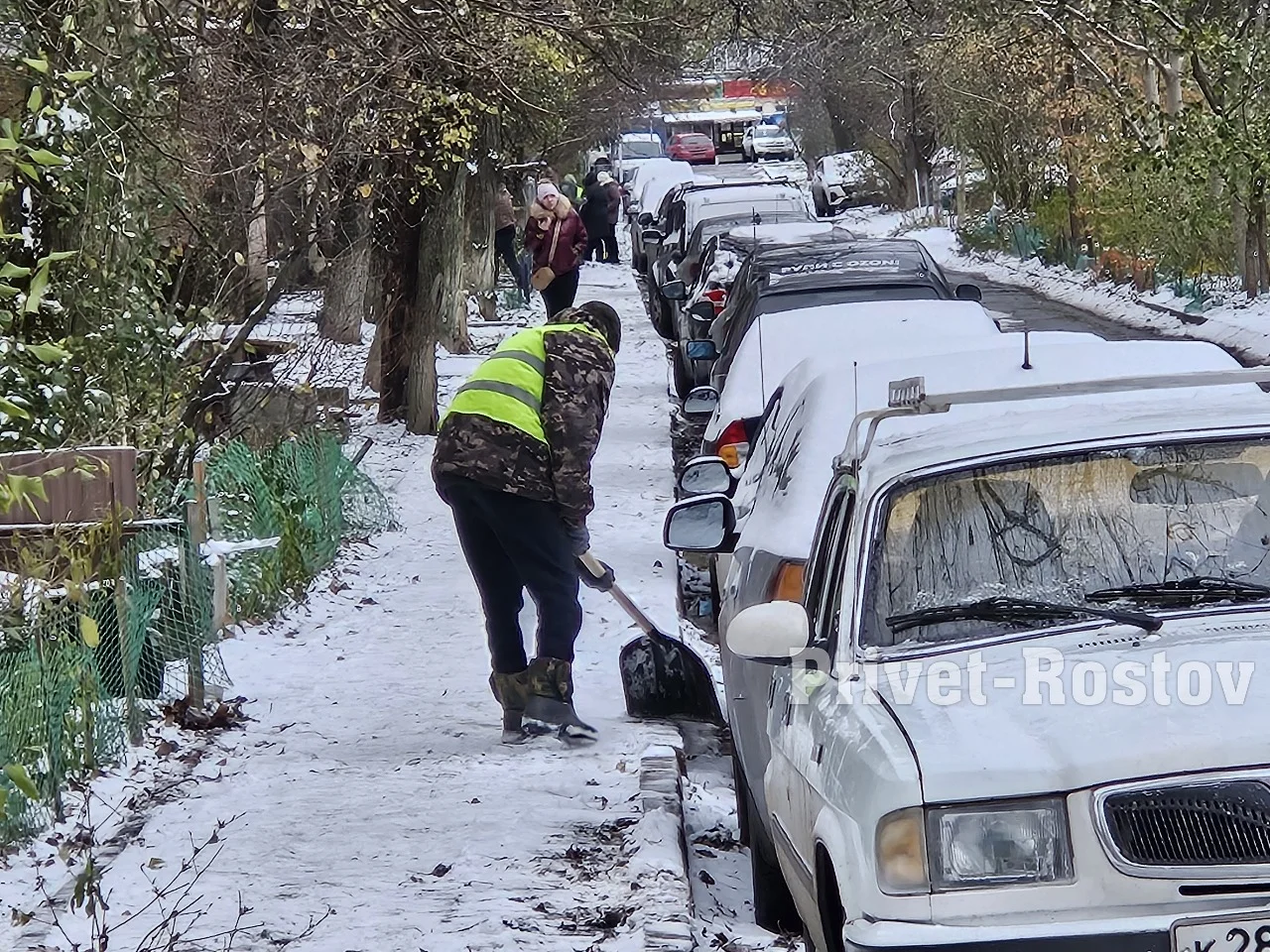 В Ростове-на-Дону голая парочка устроила разврат прямо на газоне возле школы № 81 в Александровке