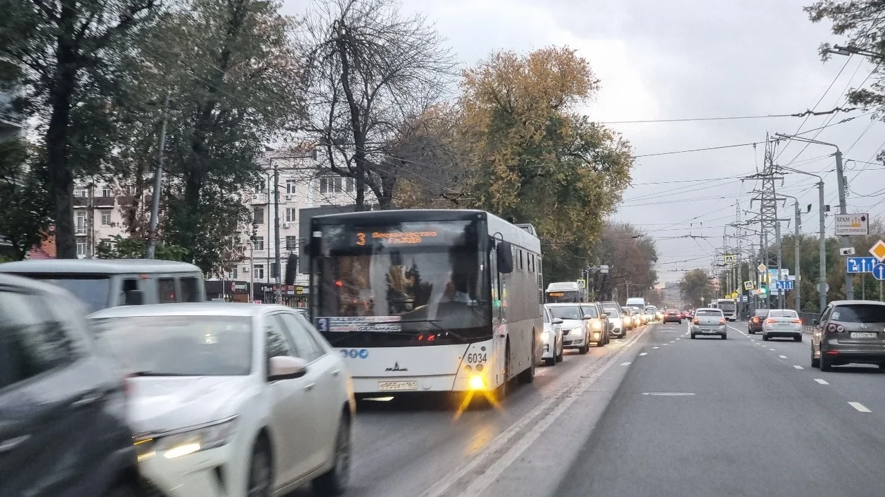 На городских маршрутах в Ростове не хватает 258 автобусов