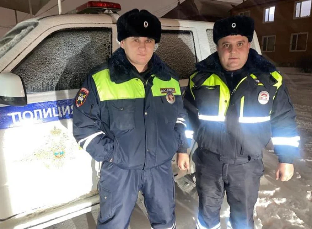 Донские правоохранители помогли дальнобойщику, едва не замёрзшему в сломанном КамАЗе