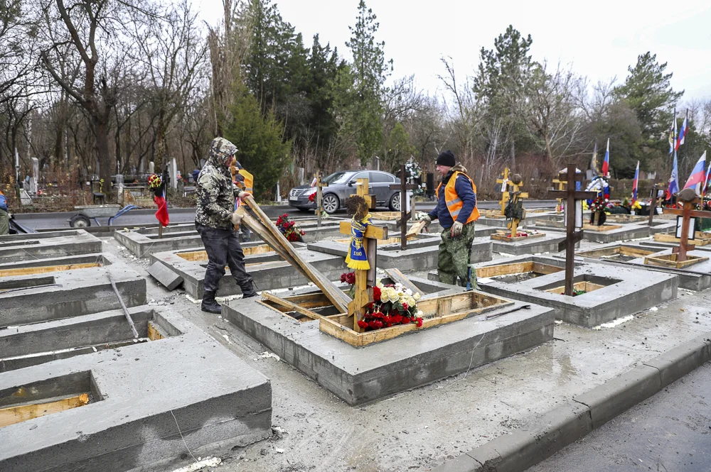На Аллее Героев Северного кладбища приступили к чистовой отделке мемориала с захоронениями участников СВО