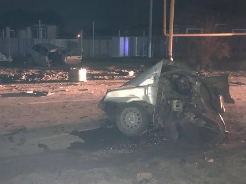 Машину с парнем и девушкой разорвало на части вечером 9 декабря в ДТП в Ростовской области