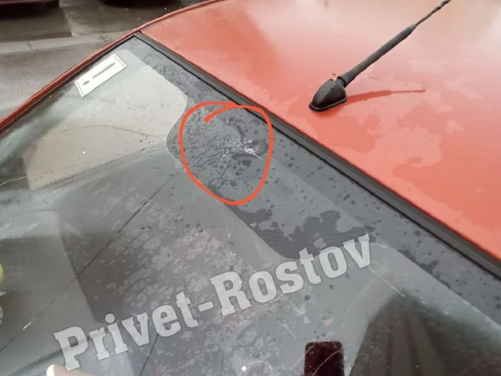 На Левенцовке в Ростове льдина при падении с многоэтажки пробила лобовое стекло на авто
