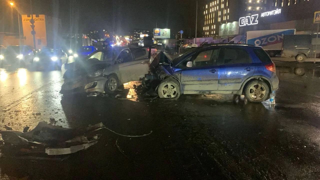 Два человека пострадали в жестком ДТП в районе Мегамага в Ростове вечером 22 декабря