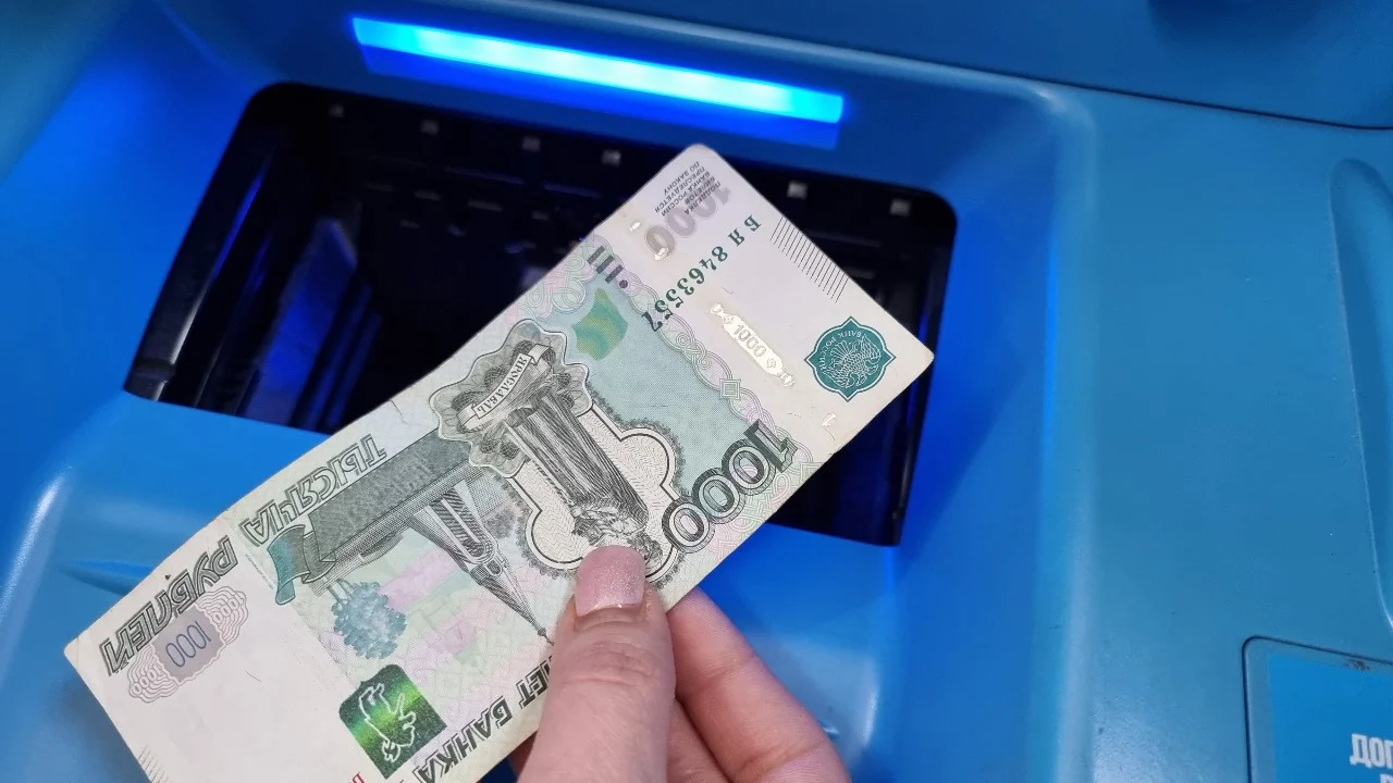 Для россиян введут запрет на снятие наличных с карт через банкомат