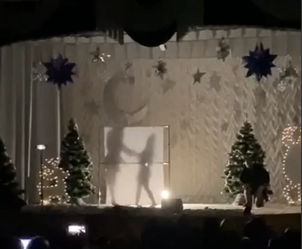 Разгорелся скандал: Шоу с «развратным» Дедом Морозом показали детям в Краснодарском крае