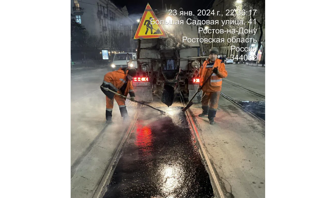Дорожники устраняют дефекты дорожного покрытия на пр. Буденновском в Ростове
