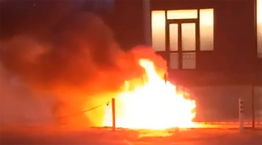 В Сальске во время движения загорелся и сгорел автомобиль