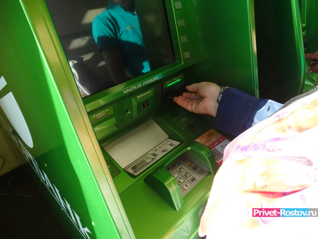 «Мошенники по-новому стали обманывать»: всех россиян у банкоматов вовремя снятия наличных предупреждают об опасности