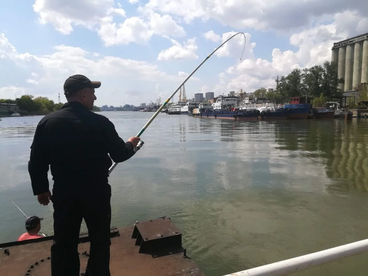 Рыбак в Ростовской области выловил амура размером с человека