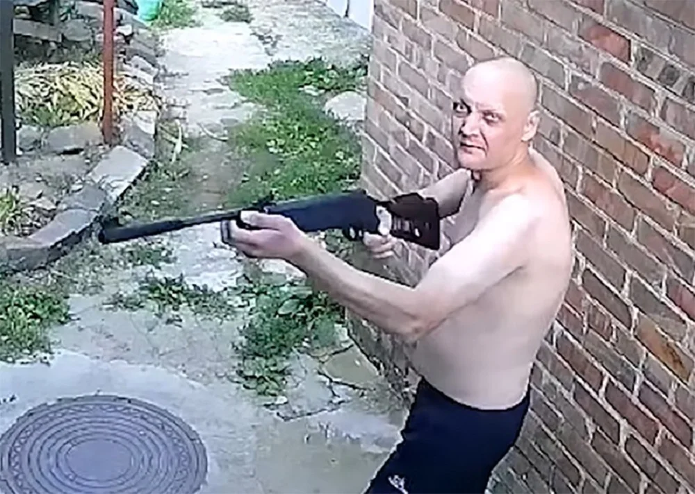 В Ростове полиция изучит мужчину, который годами терроризирует соседей