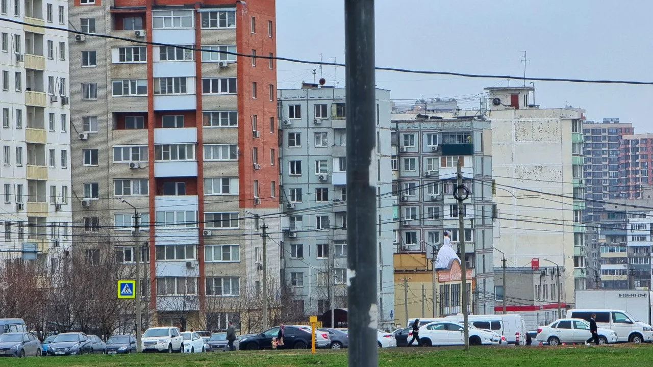 Голой обнаружили мертвую женщину на ступеньках многоэтажки в Ростове