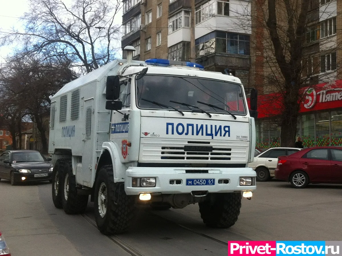 Часть улиц в Ростовской области заблокировали полицейские с автоматами