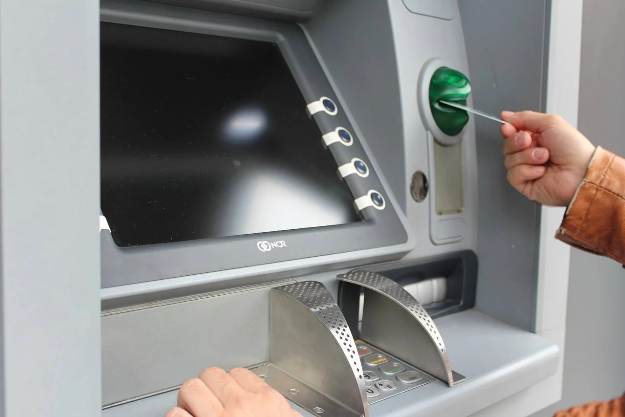 Грубите им: россиян у банкоматов предупредили  о новой схеме мошенничества