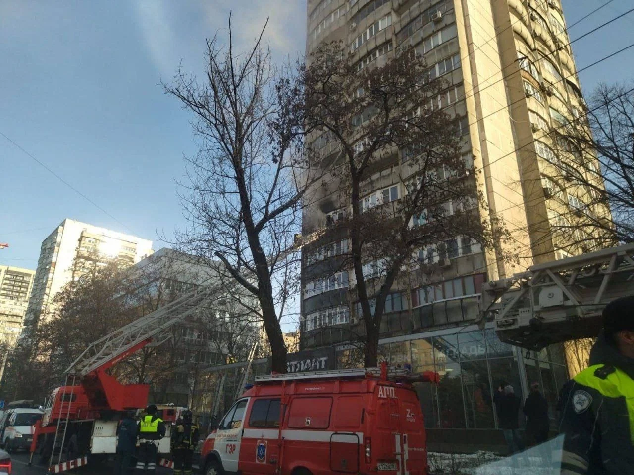 Лютая жесть: в Ростове мужчина, спасаясь от пожара в квартире‚ вылез в окно 6 этажа